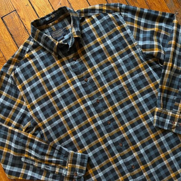 Pendleton Canterbury Men's Navy Blue Tan Checkered Plaid Button Shirt Size Med - Picture 2 of 5